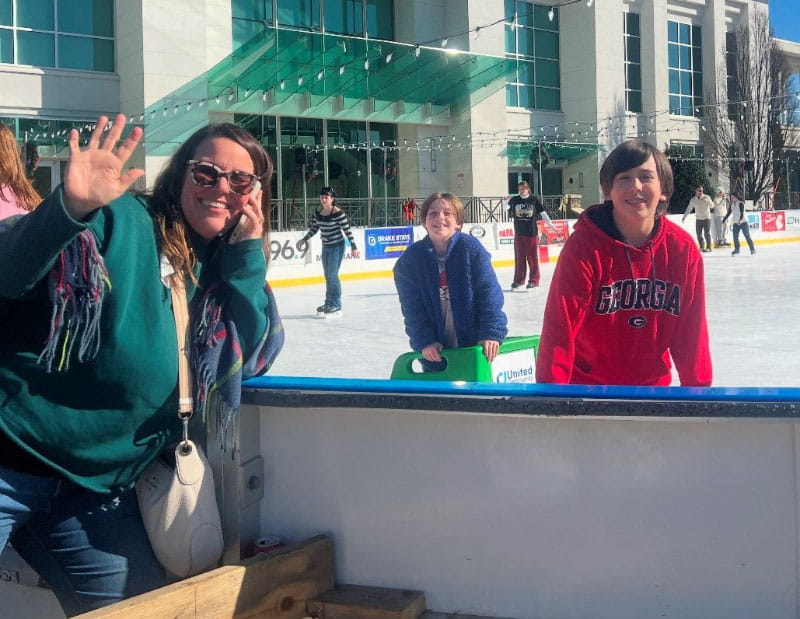 Becky Engram y sus hijos, Carter y Hudson, derecha, en el parque Big Springs en Huntsville, Alabama. Engram pasó el día con sus niños después de que su esposo, Derek, llegó de Marietta, Georgia, para quedarse al lado de la cama de su padre en el hospital. (Foto cortesía de Becky Engram)